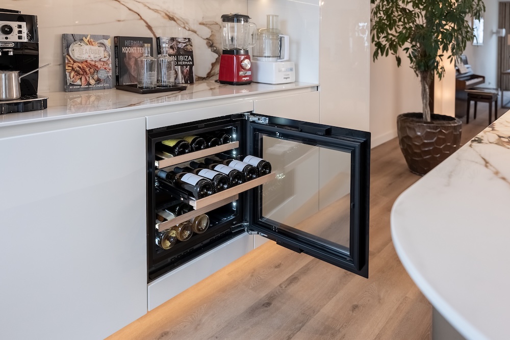Foto Luxe leefkeuken met dubbel eiland en bronzen accenten FotoLuxe leefkeuken met dubbel eiland en bronzen accenten